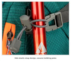 Détail du sac de randonnée vert avec sangle élastique latérale pour fixer les bâtons de marche