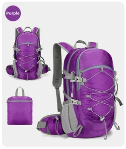 Vista detallada de una mochila de senderismo de nailon morado con bolsillos de red