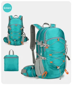 Detalle de la mochila de senderismo de nailon verde plegable con bolsillos laterales