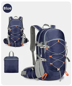 Detalle de la mochila azul de senderismo con textura de diamante y cordones naranjas