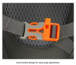 Détail de boucle de poitrine pour sac à dos avec clip orange sur tissu en maille grise