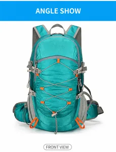 Vista frontal de mochila de senderismo turquesa con hebillas y cordones elásticos tensores