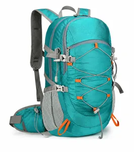 Detalle de mochila de senderismo azul con correas de malla y hebillas de ajuste lumbar