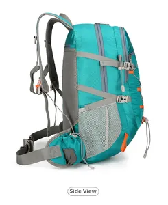 Vista lateral de mochila de senderismo con tejido de panal turquesa y correas en S
