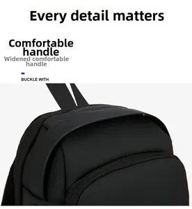 Détail de la poignée de transport élargie du sac de poitrine antivol noir pour homme