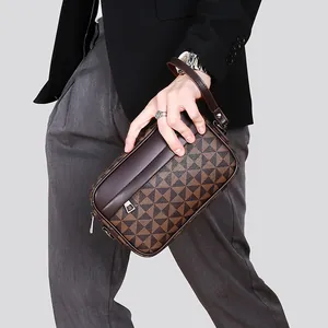 Bolso de hombro para hombre con patrón geométrico marrón y correa de cuero para muñeca