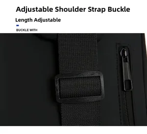 Détail de la boucle de sangle réglable et du zip durable sur le sac à bandoulière noir