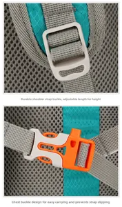 Detalles de correas ajustables y hebilla de pecho naranja en mochila de senderismo
