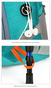 Detalle de mochila de trekking con salida de auriculares y porta bastones