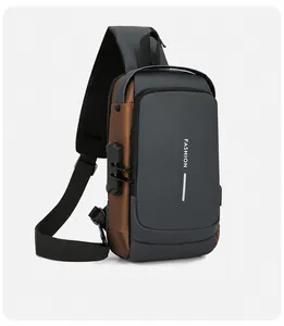Détail de la serrure à combinaison antivol et du port USB sur le sac de poitrine pour hommes