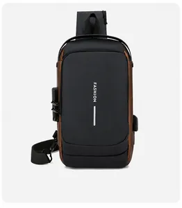 Détail du sac bandoulière avec port USB intégré et serrure à combinaison sécurisée