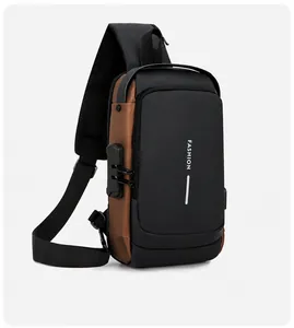 Détail du cadenas à combinaison antivol et du port de charge USB sur le sac bandoulière