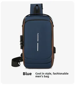 Détail du sac à bandoulière bleu avec serrure antivol à combinaison et port de charge USB