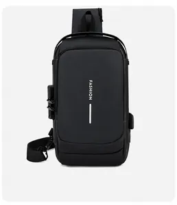 Vue détaillée du sac bandoulière noir avec serrure à combinaison et port USB externe