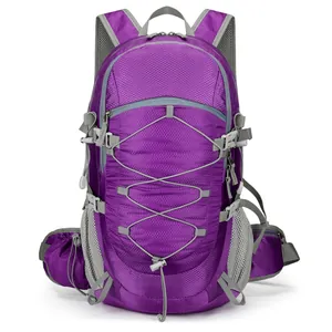 Mochila de senderismo ligera color púrpura con gran capacidad y sistema de suspensión trek