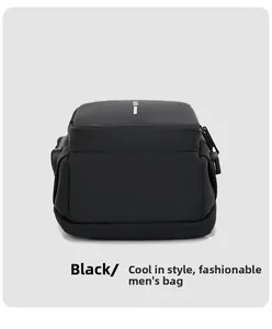 Détail du sac à bandoulière noir avec port de charge USB et tissu imperméable mat