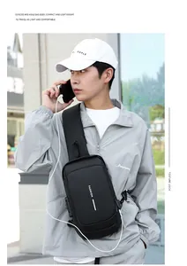 Détail du sac de poitrine pour hommes avec port de charge USB et serrure de sécurité