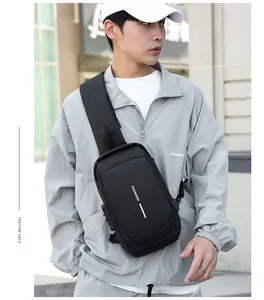 Détail du sac de poitrine noir étanche pour hommes avec serrure à combinaison en métal