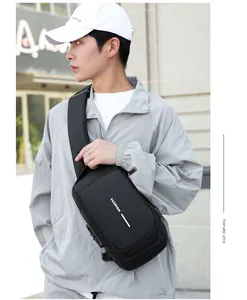 Gros plan du sac bandoulière noir pour homme avec serrure antivol et boucle robuste