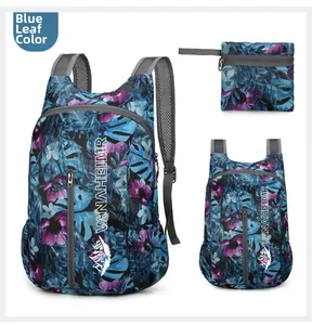 Detailansicht faltbarer wasserdichter Rucksack mit blauem Tropenprint und Aufbewahrungsbeutel