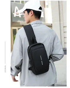Gros plan sur le cadenas à code et le texte de mode d'un sac bandoulière noir pour homme