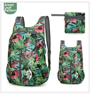Detail des faltbaren Rucksacks mit tropischem Blattmuster, Packtasche und Netzgurten