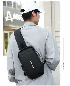 Détail du verrou antivol et du port de charge USB sur le sac de poitrine noir à bandoulière