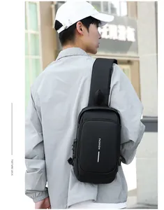Détail de la serrure à code et du port de charge sur le sac à bandoulière noir pour hommes