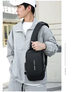 Détail du sac de poitrine antivol noir avec port USB et finition mate texturée
