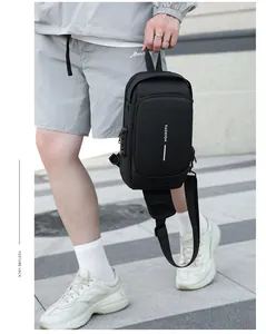 Détail du cadenas de sécurité latéral sur un sac de poitrine noir pour hommes