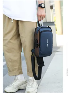 Détail du sac bandoulière antivol bleu avec verrouillage sécurisé et logo fashion