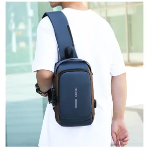 Détail du cadenas à combinaison et du port USB sur le sac à bandoulière tactique bleu