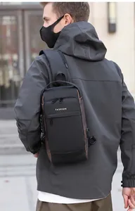Dettaglio della borsa a tracolla impermeabile con lucchetto a combinazione e porta USB