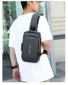 Détail du sac de poitrine multifonctionnel avec cadenas TSA et port de charge USB