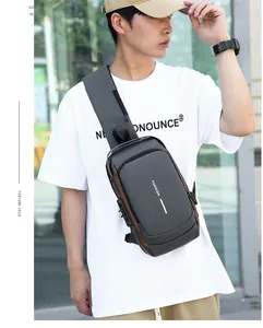 Vue détaillée du sac de poitrine antivol pour hommes avec design urbain et serrure texture