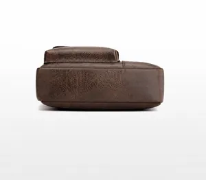 Detailansicht der Unterseite der braunen PU-Ledertasche mit Fokus auf Textur und Boden