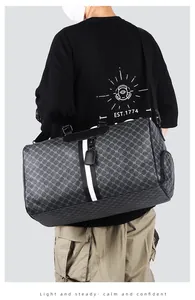 Dettaglio della borsa da viaggio impermeabile con motivo a quadri grigi e striscia bianca