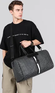 Dettaglio della grande borsa da viaggio grigia con monogramma e striscia a contrasto