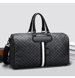 Dettaglio borsa da viaggio con motivo a scacchi grigi e striscia decorativa