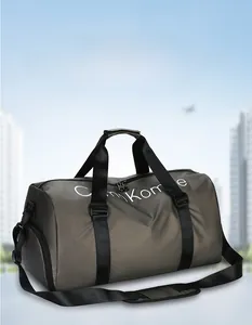 Vue détaillée du sac de voyage étanche avec compartiment à chaussures et bandoulière réglable