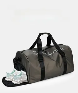 Détail du sac de voyage gris avec compartiment à chaussures séparé et tissu imperméable