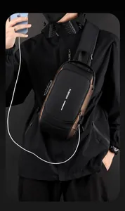 Détail du sac de poitrine étanche avec serrure à combinaison sûre et port de charge USB