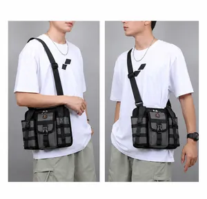 Details zur taktischen Umhängetasche zeigen Schulter- und Crossbody-Tragestile