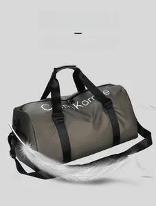 Sac de sport léger gris-brun avec des plumes montrant sa grande légèreté de design