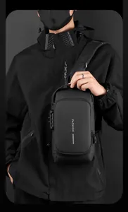 Détail du sac de poitrine imperméable avec serrure TSA et bandes réfléchissantes de sécurité