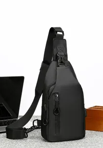 Detalle de la bandolera negra impermeable con bolsillo vertical y cierre de hebilla seguro