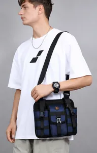 Detail der taktischen Brusttasche mit strapazierfähigem Nylon und orangefarbenem F+ Logo