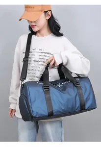 Détail du sac de sport bleu avec compartiment à chaussures latéral et lettrage Kome
