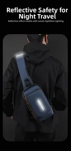 Detalle de la mochila de pecho impermeable con cierre de combinación y banda reflectante