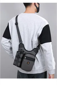 Detail der grauen taktischen Umhängetasche mit F+ Fashion-Logo und verstellbaren Schnallen
